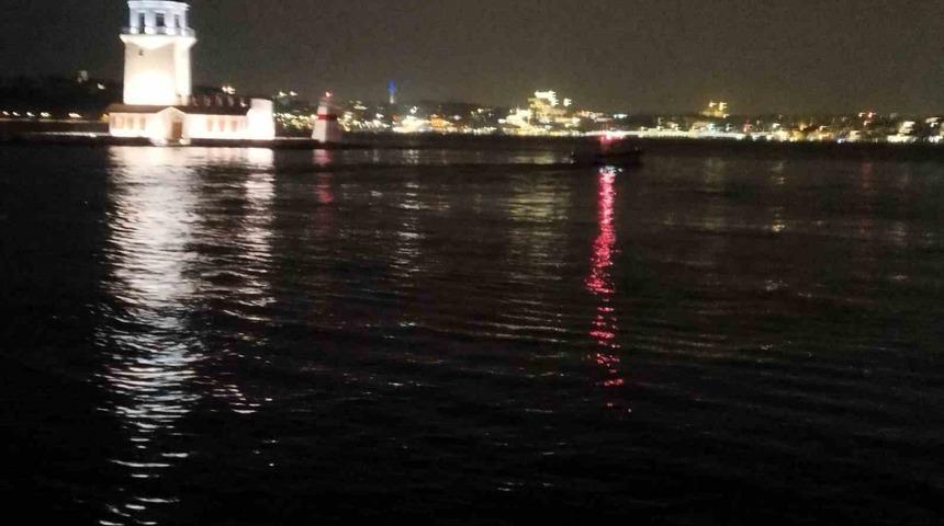 Üsküdar’da denize atlayan adam yüzerek gözden kayboldu