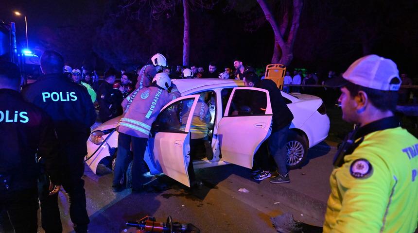 Kadıköy'de aydınlatma direğine çarpan otomobildeki 3 kişi yaralandı