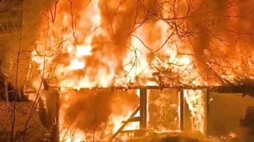 Sakarya’da baraka alev topuna döndü: Mahalleli sokağa döküldü