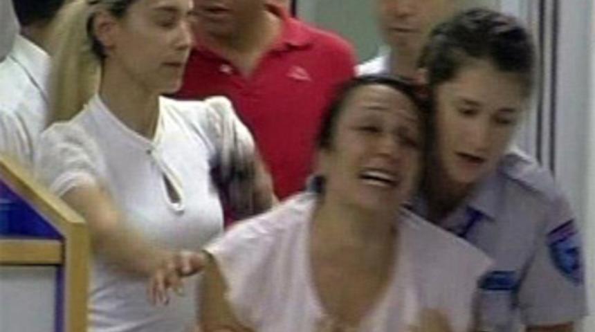 Çocuğuna çekirdek yedirmek istedi...