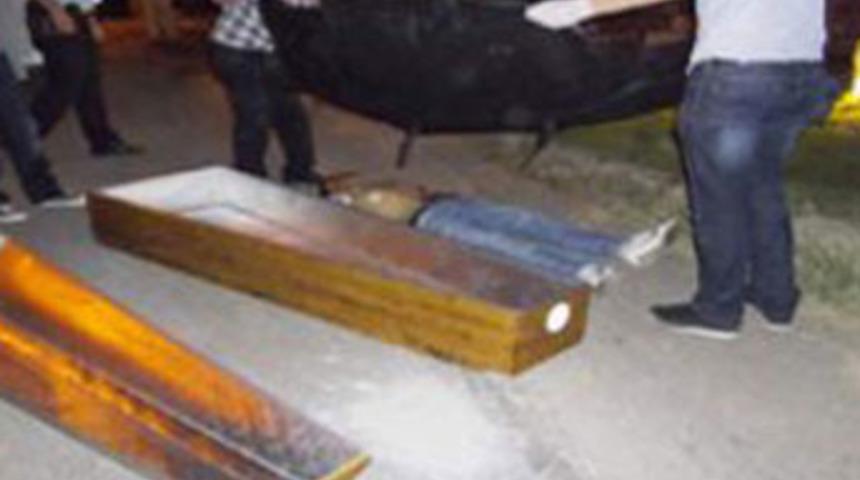 Kardeşine tecav&uuml;z edeni &ouml;ld&uuml;rd&uuml;