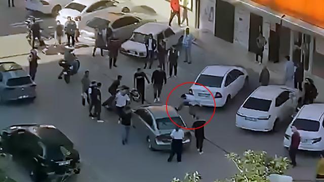 Trafikte dehşet kamerada! 'Yola böyle mi çıkılır?' deyip, eşinin yanında kabusu yaşattılar