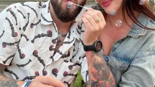 İşaret parmağına yaptırdığı cetvel dövmesi çok konuşuldu! Bir şeyleri ölçmeye yardımcı olacak 