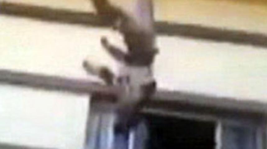 Esad'ın askerlerini &ccedil;atıdan attılar!