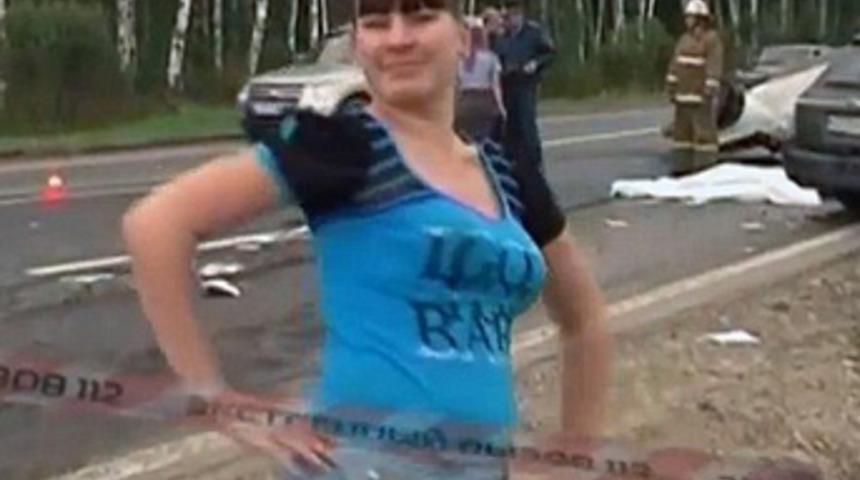 Kazada &ouml;len yolcuların &ouml;n&uuml;nde dans etti!