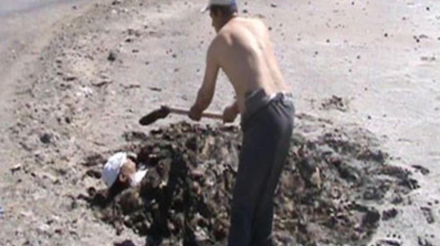 Biri kazıyor, diğeri gömüyor!