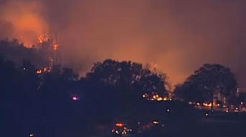 B&uuml;t&uuml;n kasabayı gazeteyle yaktı