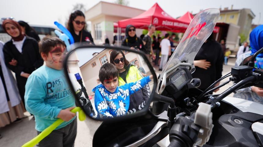 Düzce'de otizmli çocuklar farkındalık günü etkinlikleriyle eğlenceli vakit geçirdi