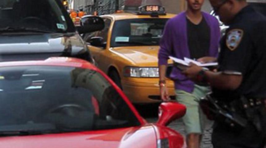 Polisin ayağını ezen adam b&ouml;yle kelep&ccedil;elendi!