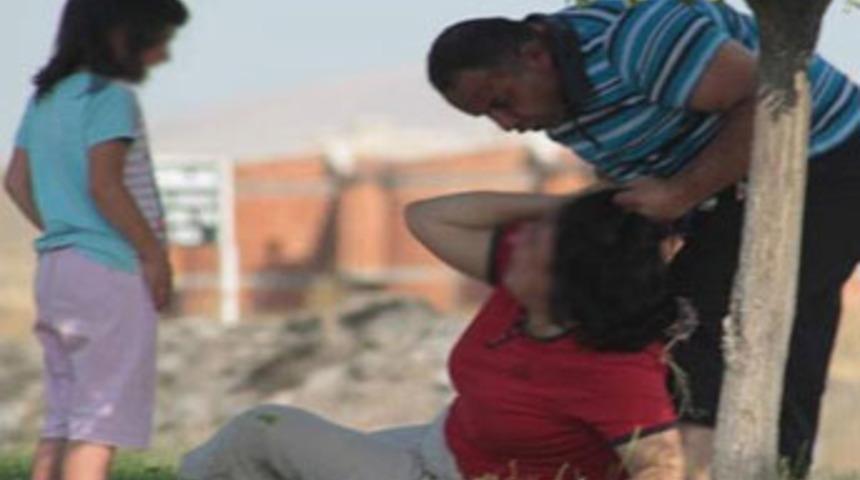 &Ccedil;ocuğunun g&ouml;z&uuml; &ouml;n&uuml;nde...