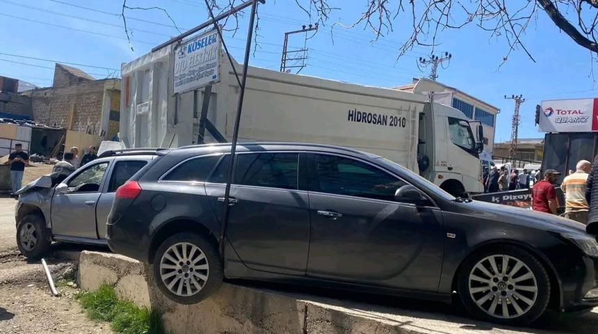 Freni boşalan kamyon dehşet saçtı! 10 araç, 4 iş yeri zarar gördü