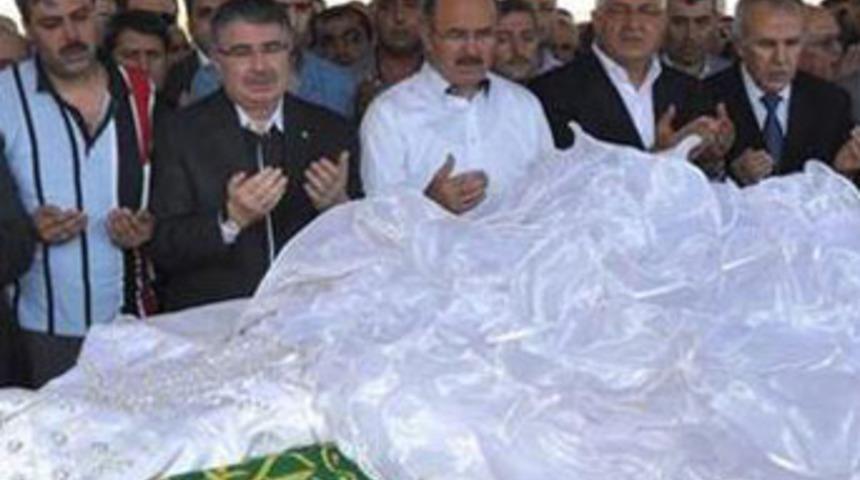 13 yaşındaki ter&ouml;r kurbanına gelinlikli veda