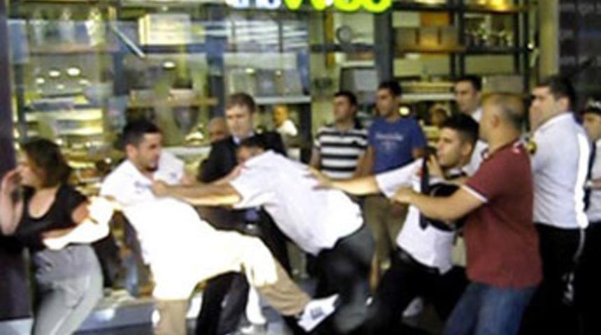 Alışveriş merkezinde tekmeli-yumruklu kavga