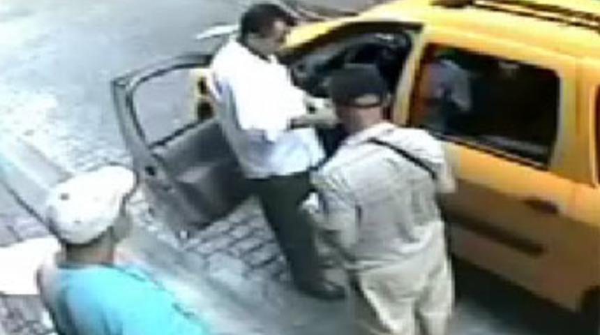 Turistleri dolandırırken kameraya yakalandı