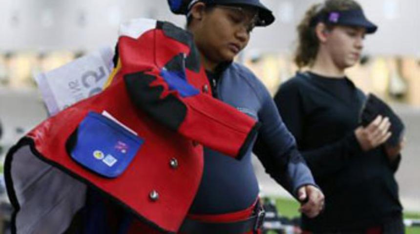 Bebek tekmeledi yarıştan elendi