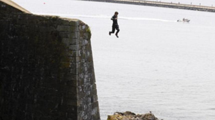 İngiliz gen&ccedil;ler '&ouml;l&uuml;me atlıyor'