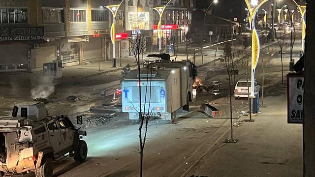 Van'da seçim gerginliği devam ediyor! Ateş yakıp yolları kapattılar: Olaylar diğer illere de sıçradı