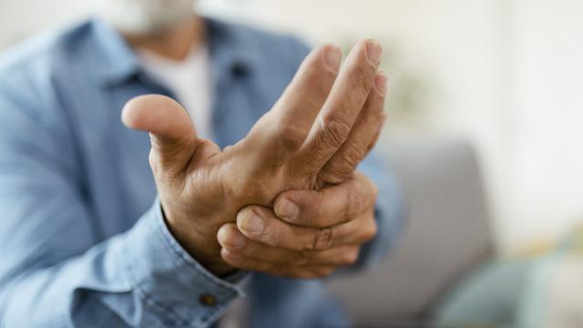 Romatoid Artrit (İltihaplı Romatizma) nedir? Romatoid Artrit belirtileri ve tedavisi