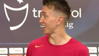 Maç sonu röportajı sırasında Volkan Demirel'in geldiğini gören Muslera'nın tepkisi olay oldu!