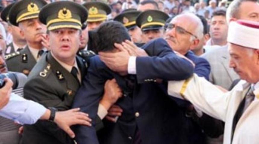 DP Genel Başkanı şehit cenazesinde bayıldı