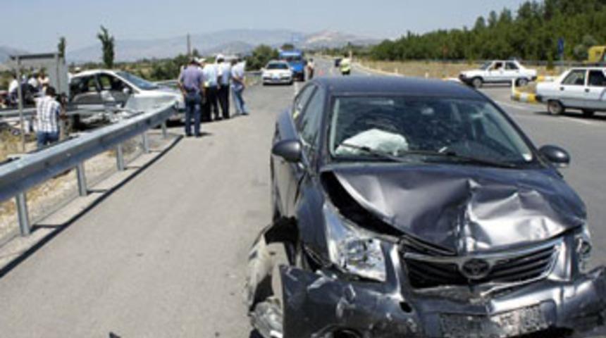 Aynı yerde bir saat içinde 4 kaza:1 ölü