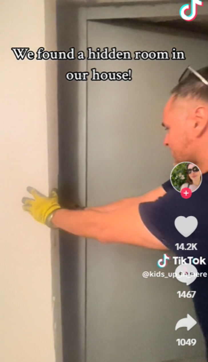 Evlerindeki kitaplığın arkasında gizli oda bulan çift polise haber verdi! Komplo teorileri havada uçuştu... Bomba sığınağı,panik odası, silah kasası G1