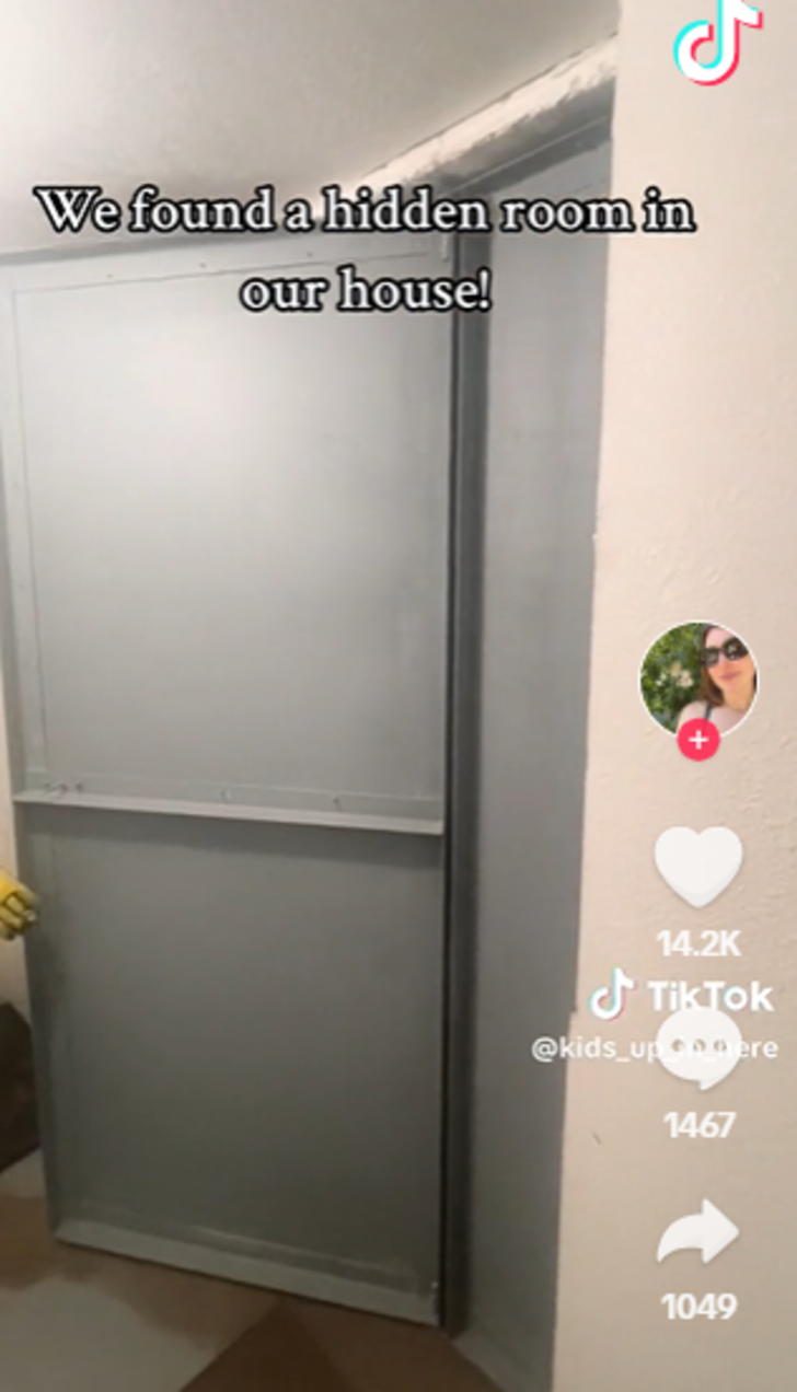 Evlerindeki kitaplığın arkasında gizli oda bulan çift polise haber verdi! Komplo teorileri havada uçuştu... Bomba sığınağı,panik odası, silah kasası G2