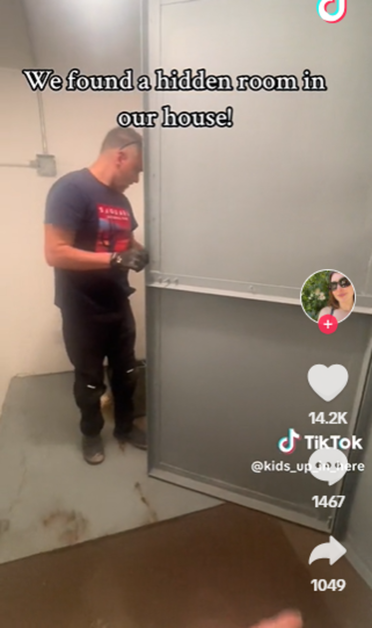 Evlerindeki kitaplığın arkasında gizli oda bulan çift polise haber verdi! Komplo teorileri havada uçuştu... Bomba sığınağı,panik odası, silah kasası G3