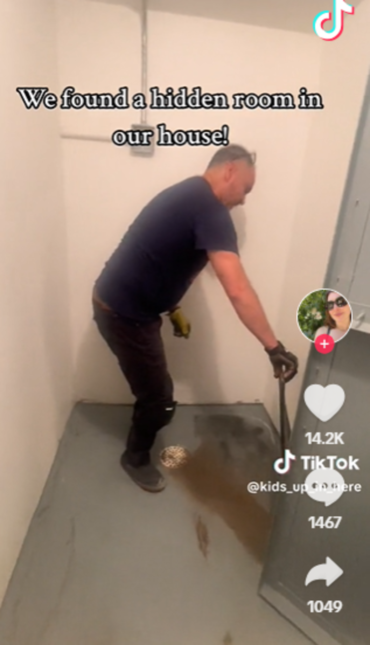 Evlerindeki kitaplığın arkasında gizli oda bulan çift polise haber verdi! Komplo teorileri havada uçuştu... Bomba sığınağı,panik odası, silah kasası G4