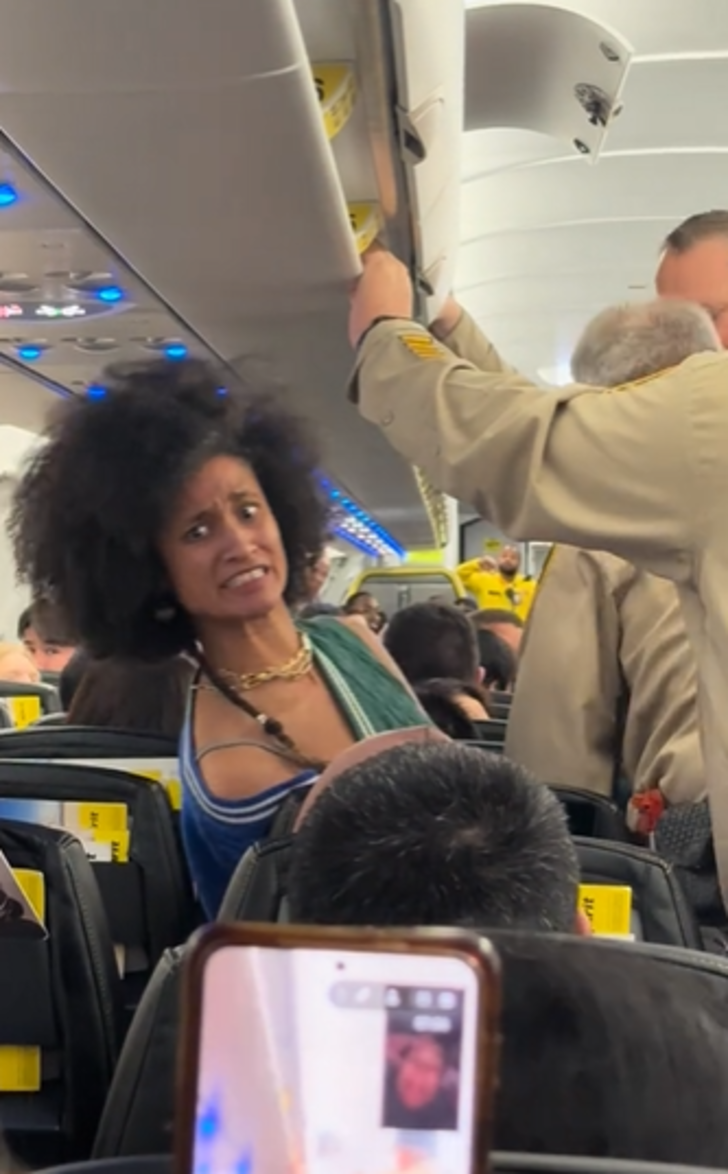 Havada heyecan dolu anlar! Sinir krizi geçiren yolcu bir anda ayağa kalkarak bağırmaya başladı... Sosyal medyada gündem yarattı G1