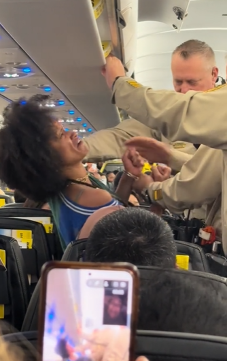 Havada heyecan dolu anlar! Sinir krizi geçiren yolcu bir anda ayağa kalkarak bağırmaya başladı... Sosyal medyada gündem yarattı G2