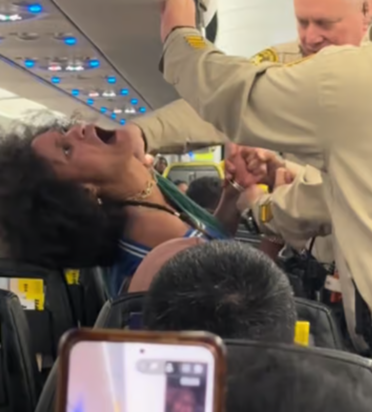 Havada heyecan dolu anlar! Sinir krizi geçiren yolcu bir anda ayağa kalkarak bağırmaya başladı... Sosyal medyada gündem yarattı G4