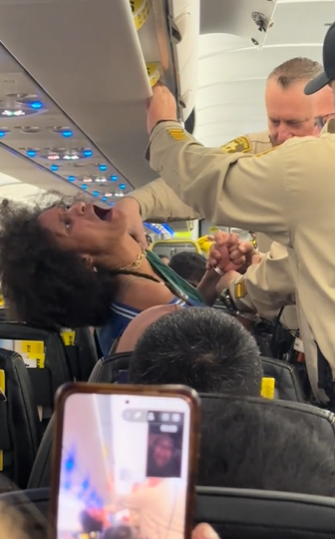 Havada heyecan dolu anlar! Sinir krizi ge&ccedil;iren yolcu bir anda ayağa kalkarak bağırmaya başladı... Sosyal medyada g&uuml;ndem yarattı