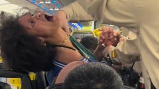 Havada heyecan dolu anlar! Sinir krizi geçiren yolcu bir anda ayağa kalkarak bağırmaya başladı... Sosyal medyada gündem yarattı