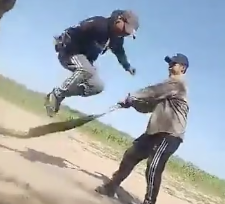 Akıllara durgunluk veren görüntüler! Dev yılanı atlama ipi olarak kullandılar... Şakalaştıkları anlar sosyal medyada infial yarattı G2