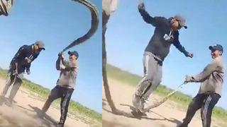 Akıllara durgunluk veren görüntüler! Dev yılanı atlama ipi olarak kullandılar... Şakalaştıkları anlar sosyal medyada infial yarattı