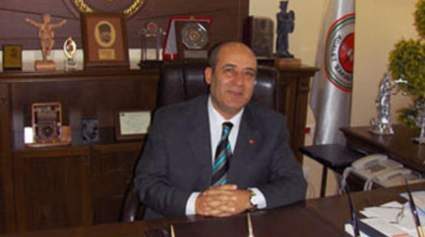 Başsavcının üzerinden minibüs geçti