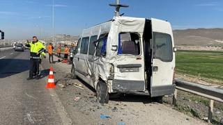 Kayseri'de kamyon ve iki işçi servisinin karıştığı trafik kazasında 10 işçi yaralandı