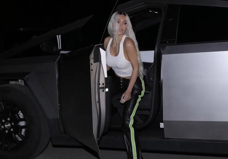 Kim Kardashian 100 bin dolarlık lüks aracını paylaştı! "Ölene kadar senin av tüfeğin olacağım" 18659958-728xauto