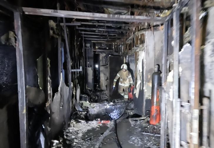 Bomba patlamış gibi... Her yer simsiyah! Beşiktaş'taki gece kulübündeki yangından yeni görüntü! DJ Gökay Tevlek'in babası anlattı: "Çenesinde yara vardı, kötü durumdaydı" G4