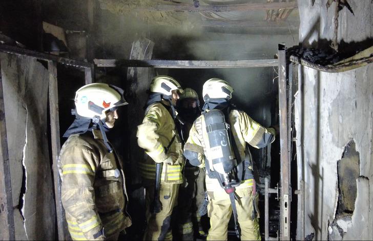 Bomba patlamış gibi... Her yer simsiyah! Beşiktaş'taki gece kulübündeki yangından yeni görüntü! DJ Gökay Tevlek'in babası anlattı: "Çenesinde yara vardı, kötü durumdaydı" G1