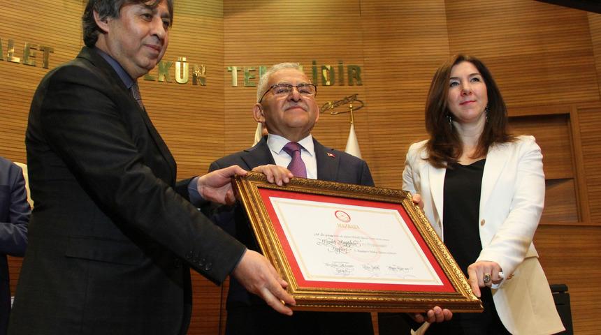 Kayseri Büyükşehir Belediye Başkanı Memduh Büyükkılıç mazbatasını aldı