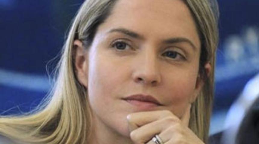 Aşkı uğruna vekilliği bıraktı