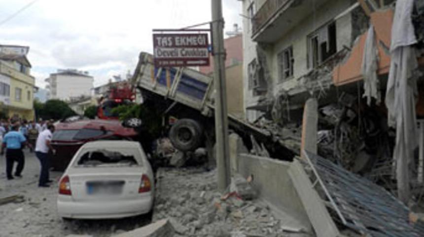 Kamyon eve çarptı: 5 ölü