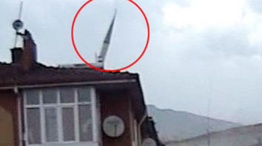 Minareler r&uuml;zgara dayanamadı