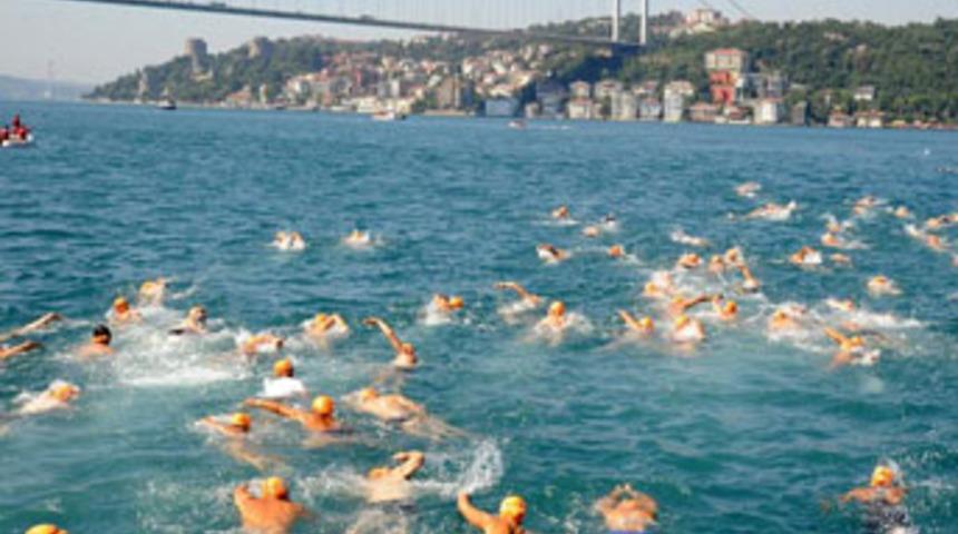 Kulaçla Boğaz'ı geçtiler