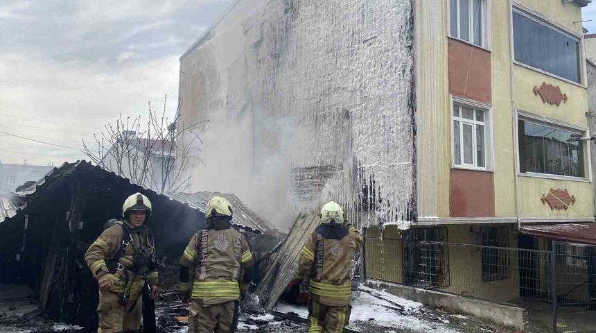 SON DAKİKA | Avcılar’da araç garajındaki yangın binanın cephesine sıçradı