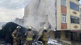 SON DAKİKA | Avcılar’da araç garajındaki yangın binanın cephesine sıçradı