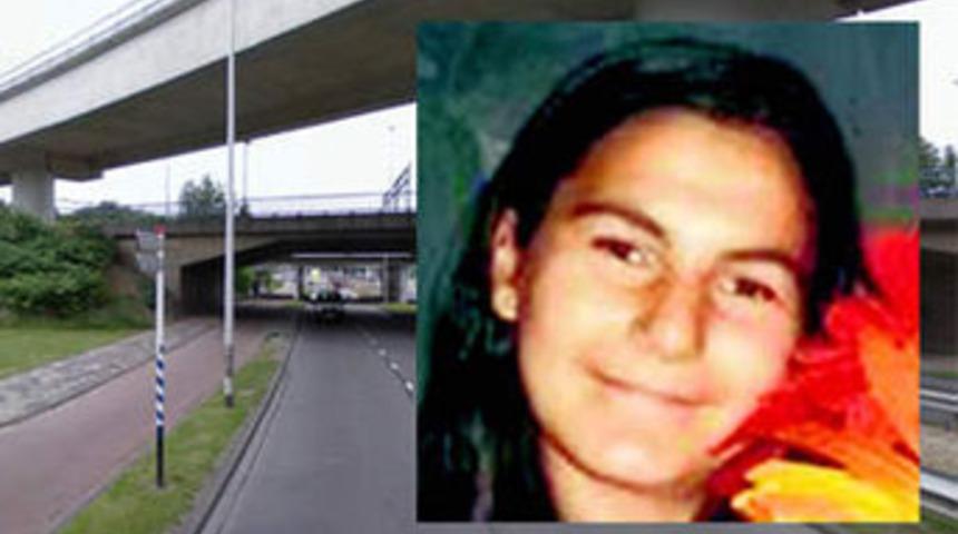 T&uuml;rk kızı sırtından bı&ccedil;aklandı