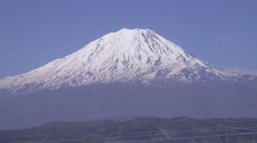 Ağrı Dağı'na Ermeni bayrağı!